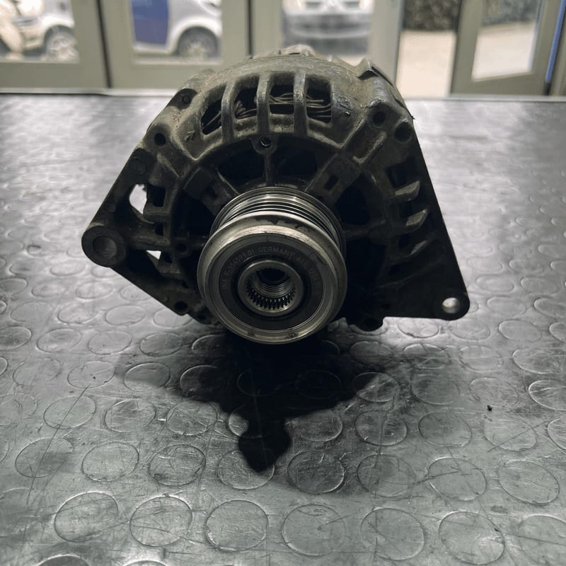 Alternatore (Valeo) 8200054588 Usato