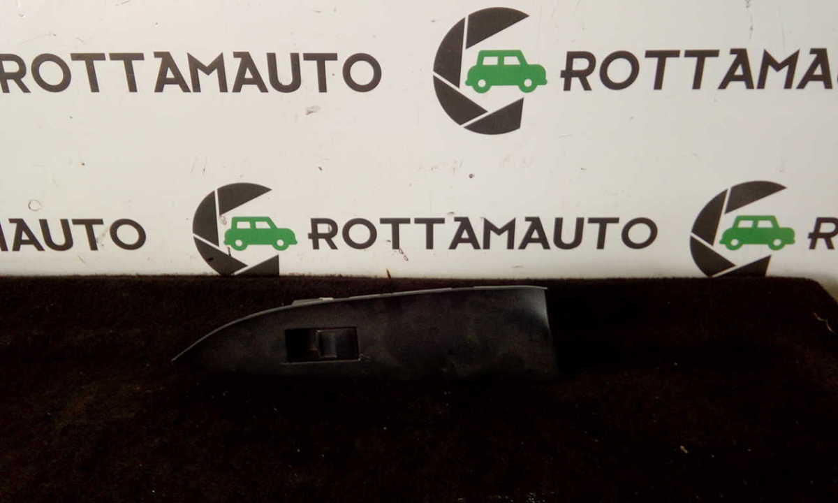 Interruttore alzacristalli porta post. Destro - Immagine 1 di 3