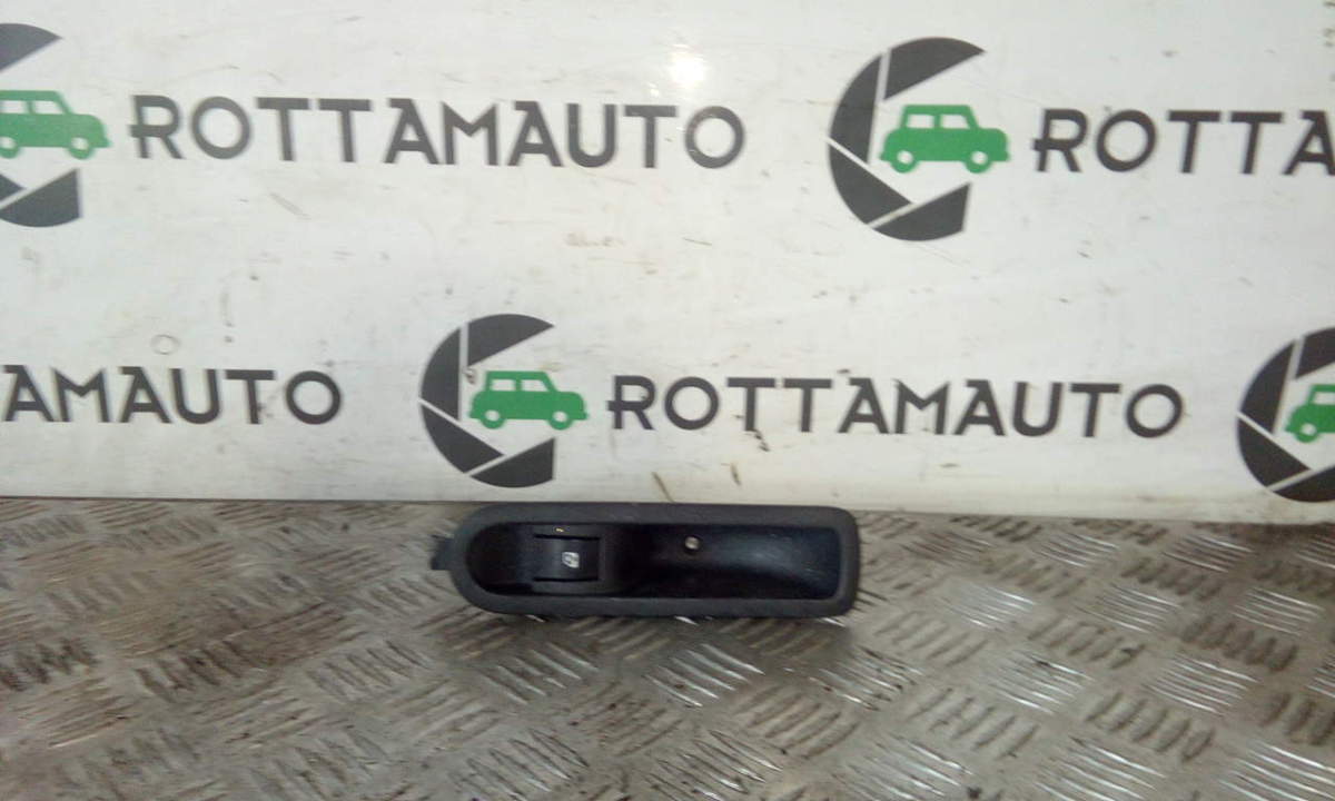 Interruttore alzacristalli porta post. Destro - Immagine 1 di 3