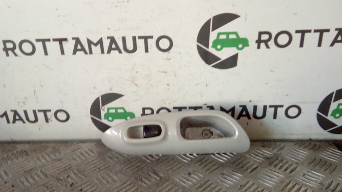 Interruttore alzacristalli porta post. Destro - Immagine 1 di 3