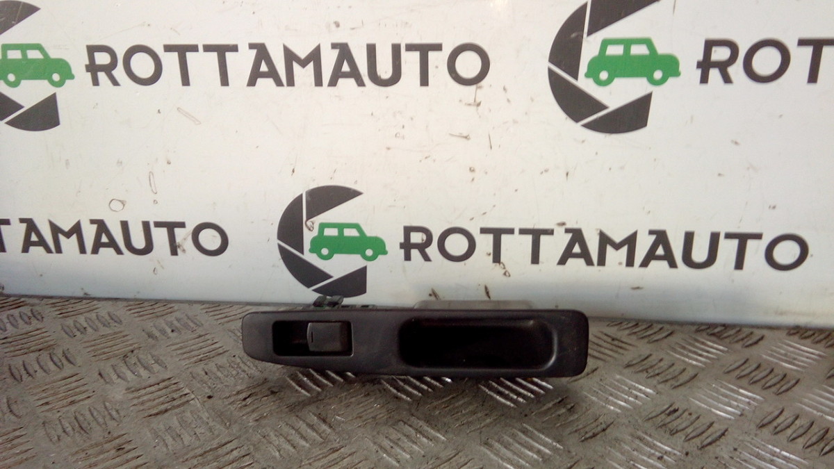 Interruttore alzacristalli porta post. Destro - Immagine 1 di 3