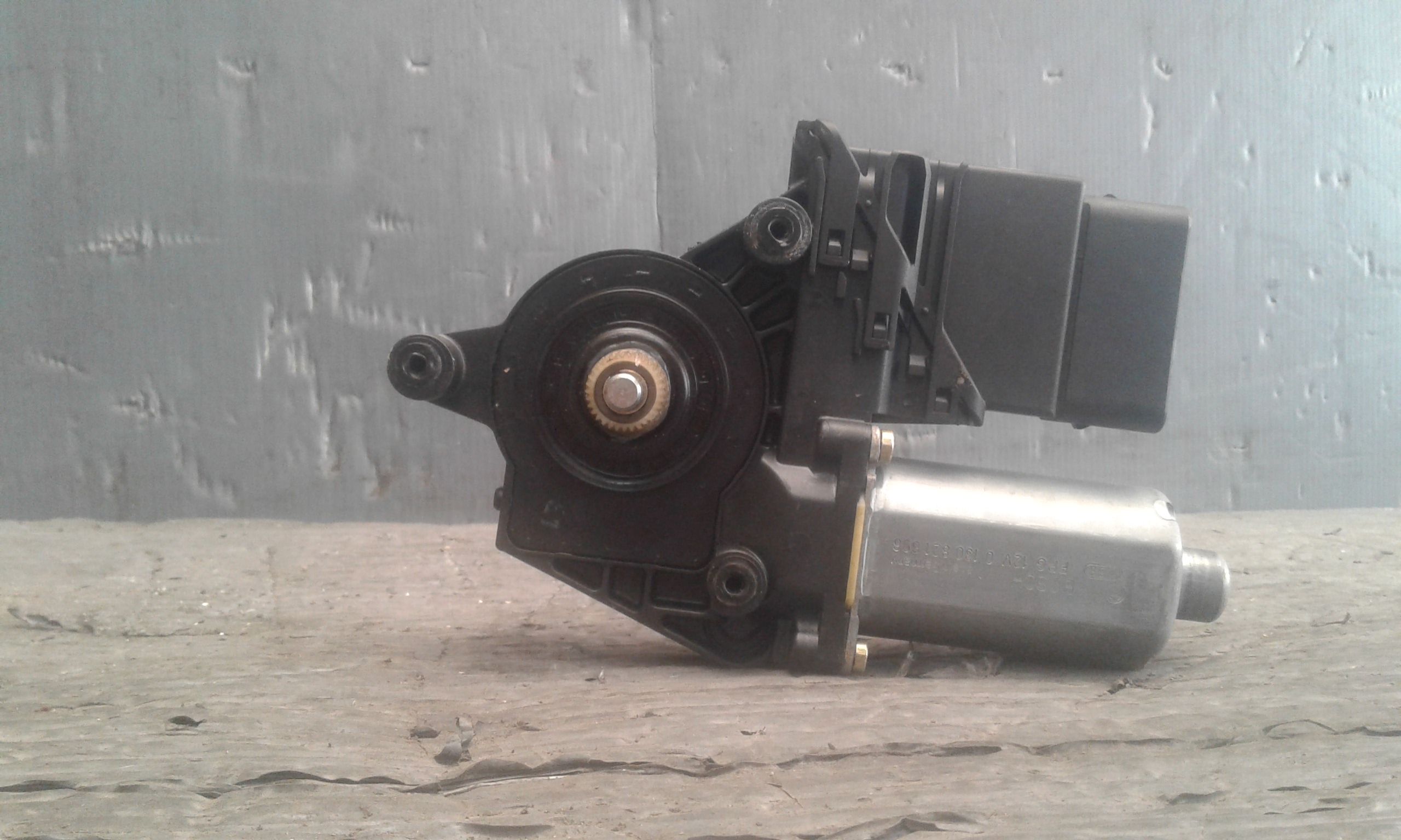 Motorino alzacristallo porta post. Destro - Immagine 1 di 3