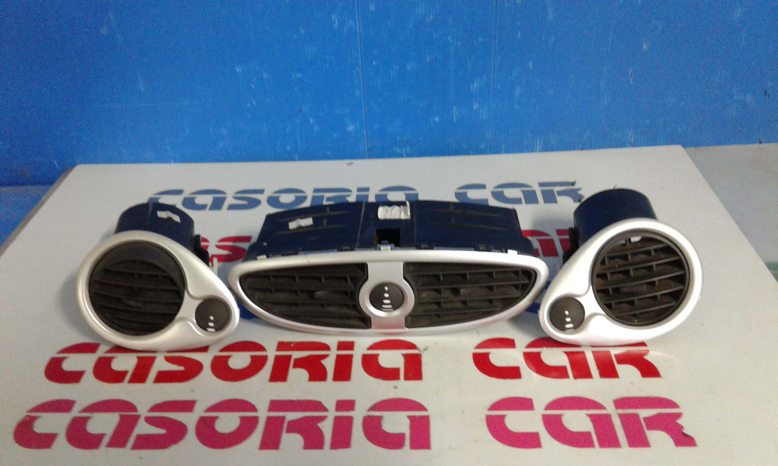 Condotto aria bocchette centr. sup. cruscotto - Immagine 1 di 3