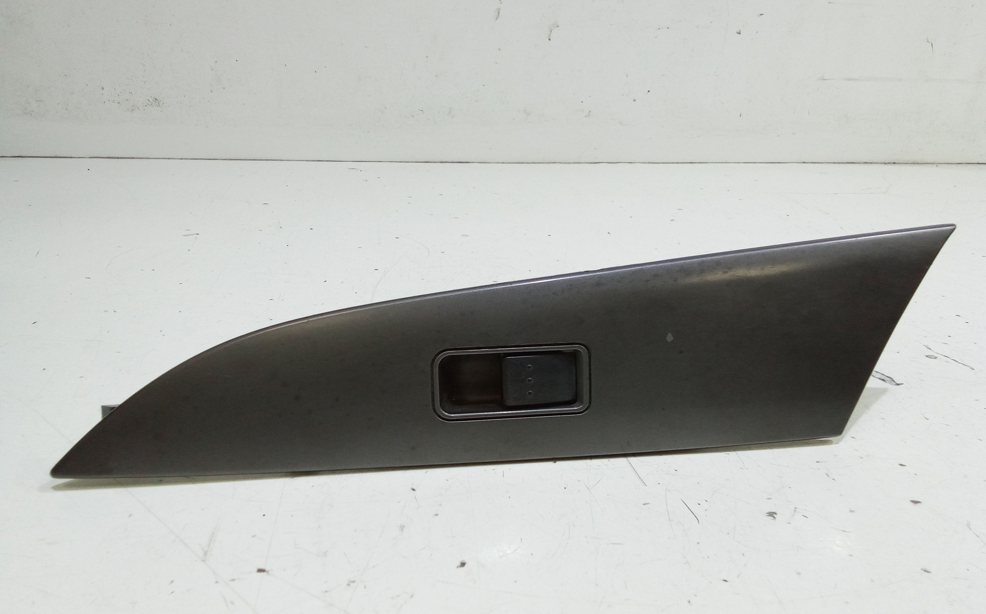 Interruttore Alzacristalli Porta Ant. Destro BP4K66370 Usato