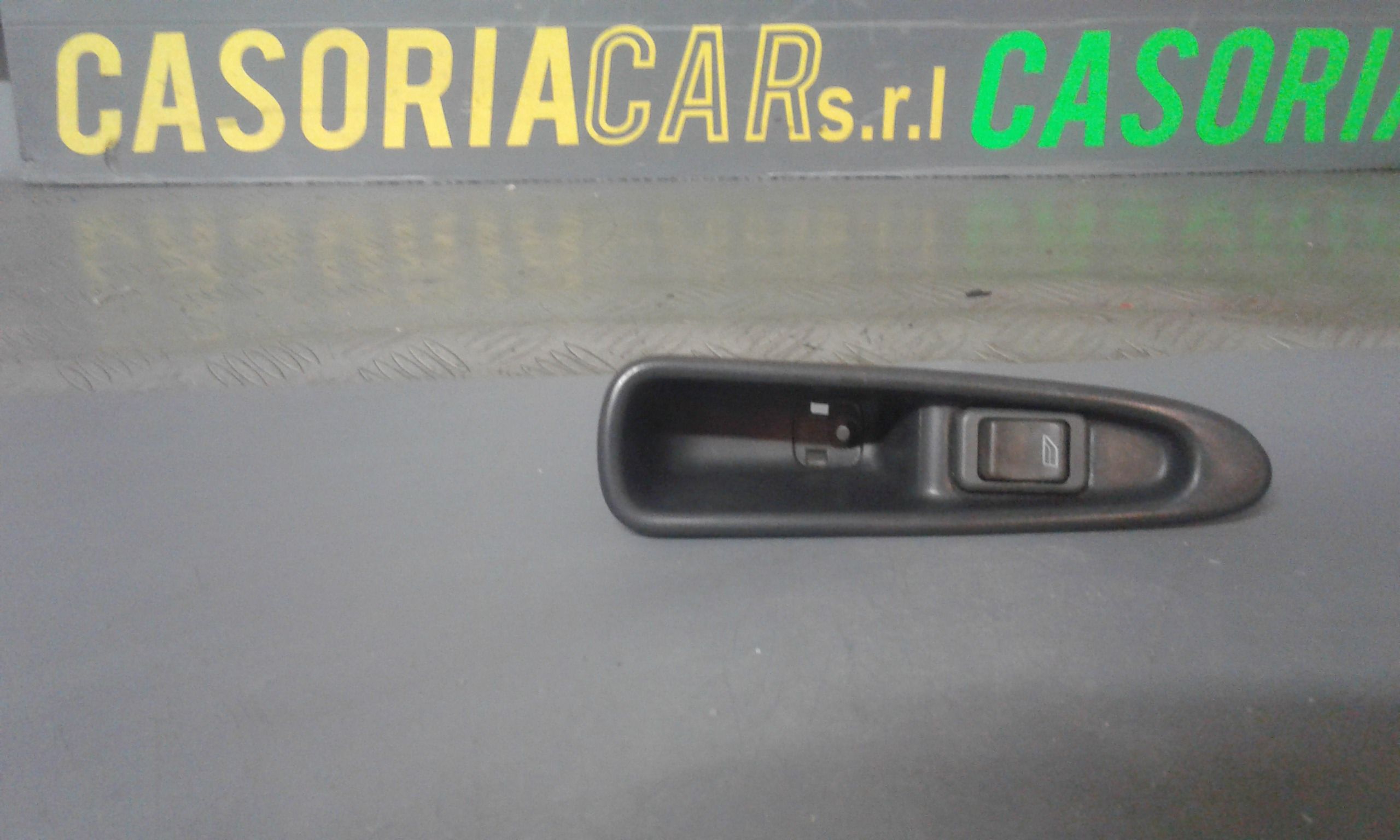 Interruttore alzacristalli porta post. Destro - Immagine 1 di 3