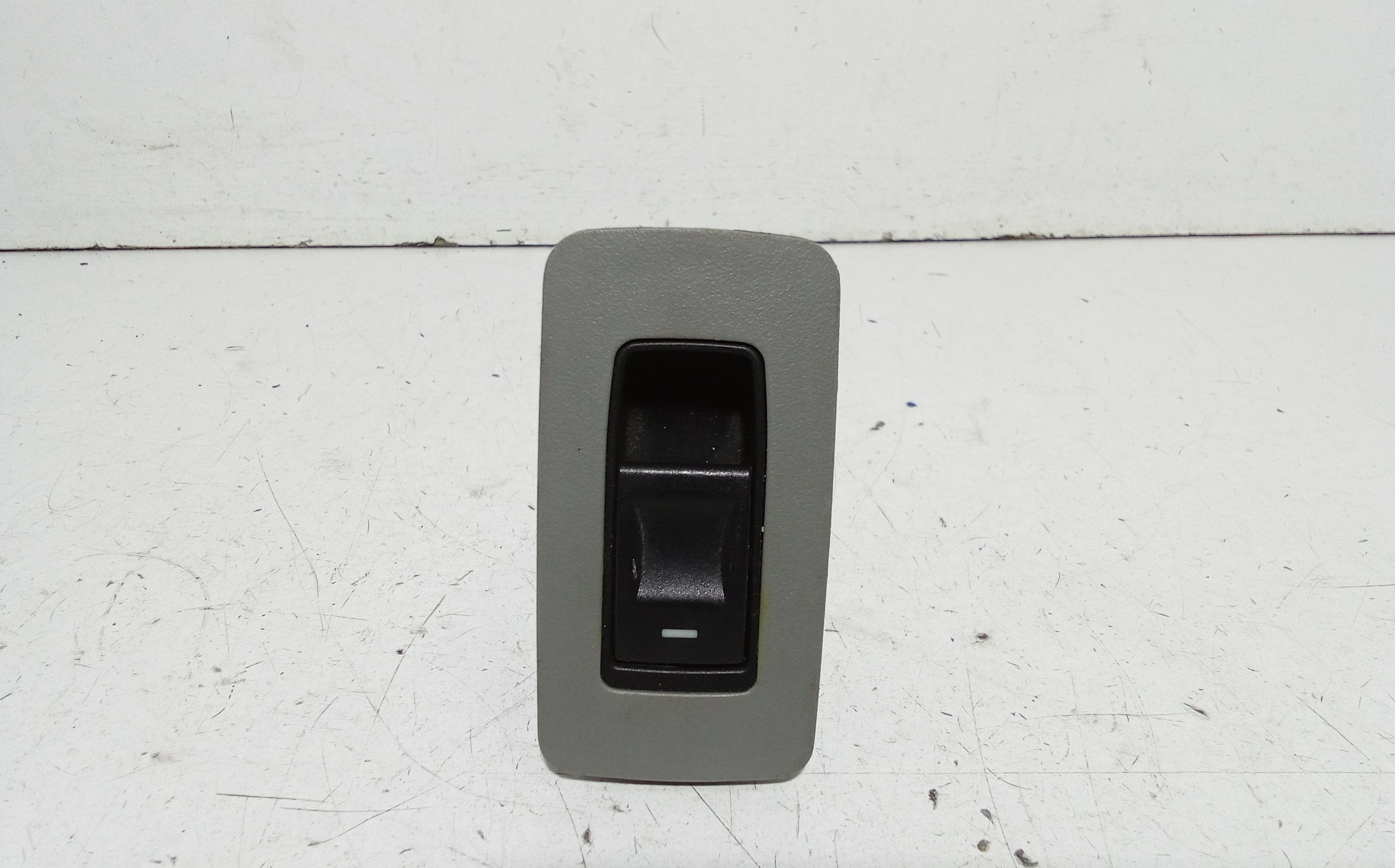 Interruttore alzacristalli porta post. Destro - Immagine 1 di 5