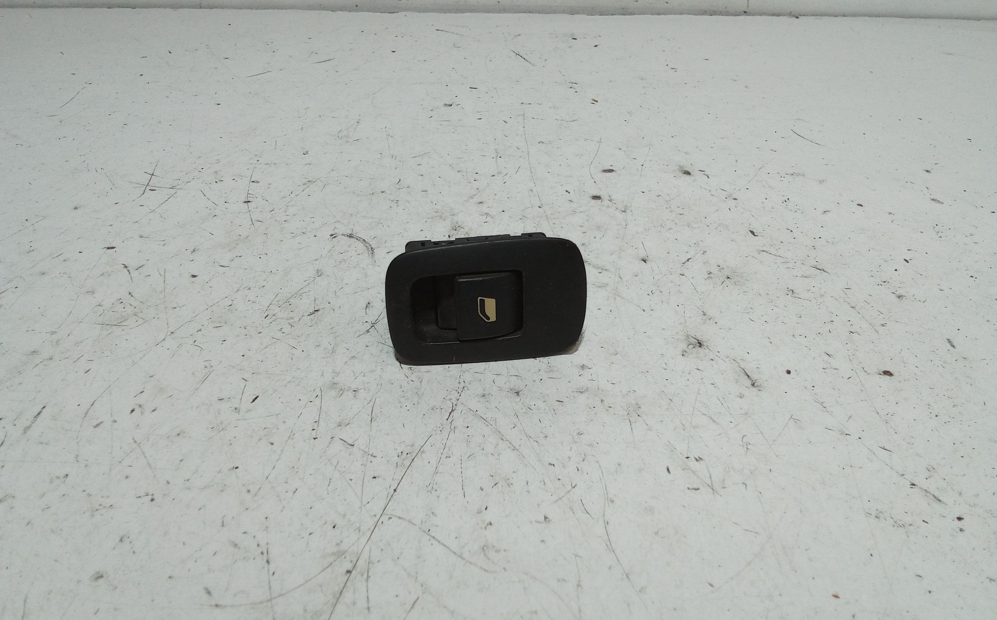 Interruttore alzacristalli porta post. Sinistro - Immagine 1 di 3