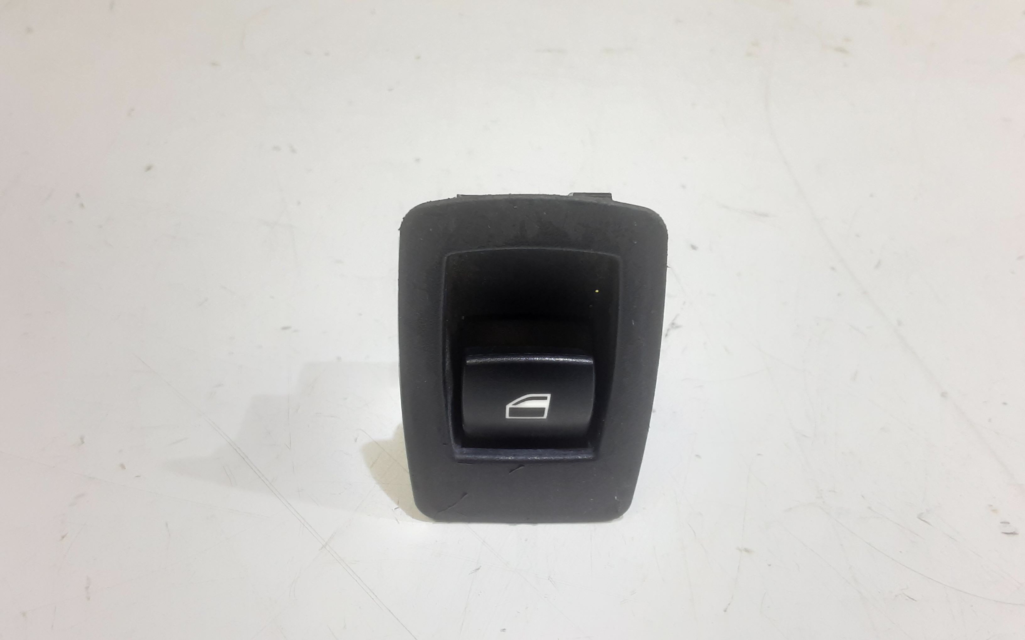 Interruttore Alzacristalli Porta Post. Destro 61316970258 Usato