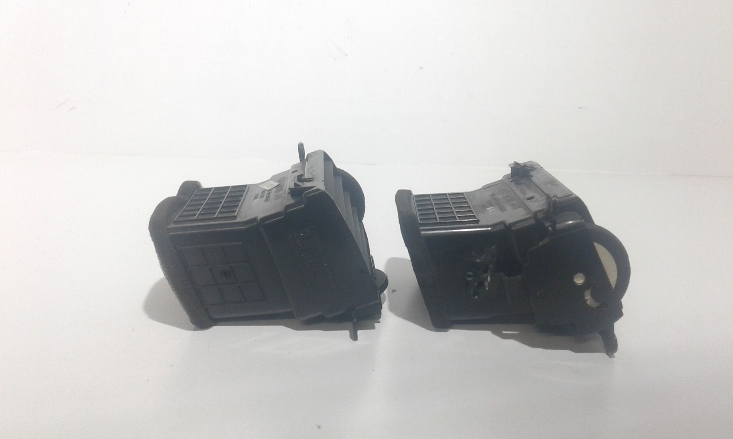 Condotto aria bocchette centr. sup. cruscotto - Immagine 1 di 3