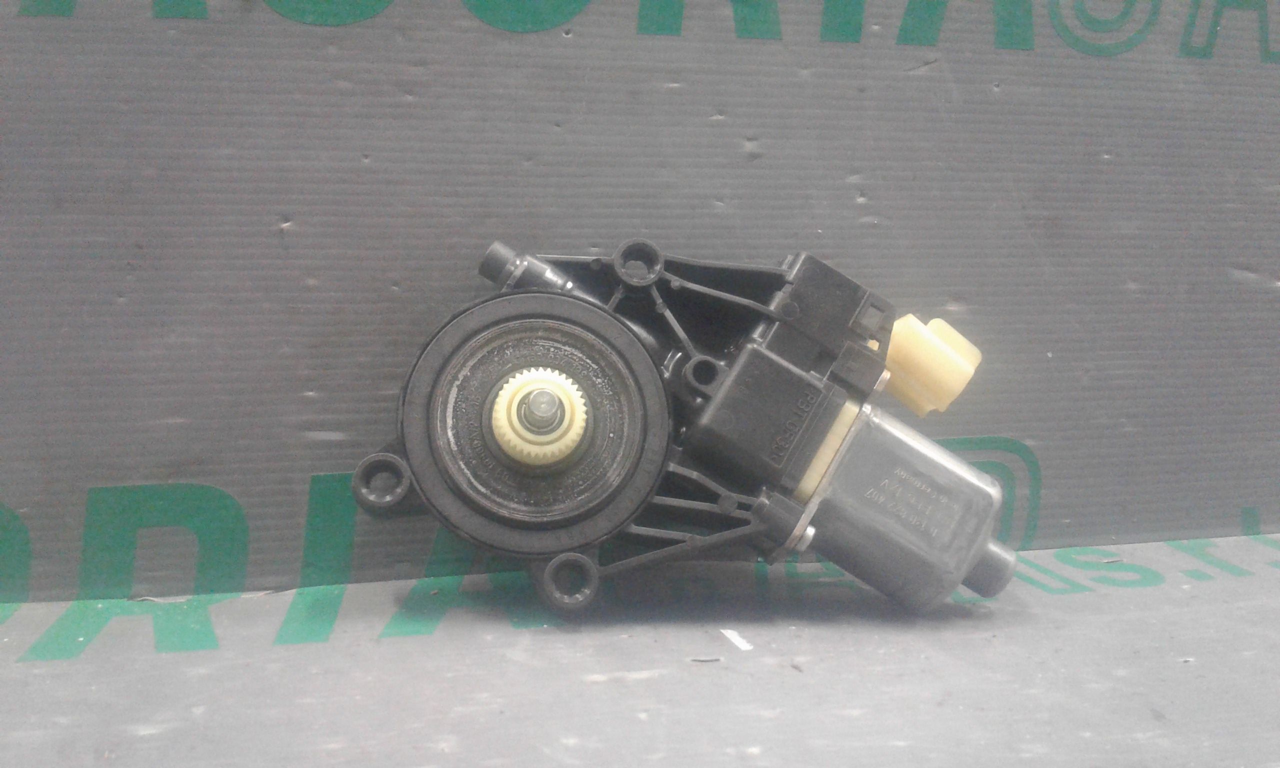 Motorino alzacristallo porta post. Destro - Immagine 1 di 3