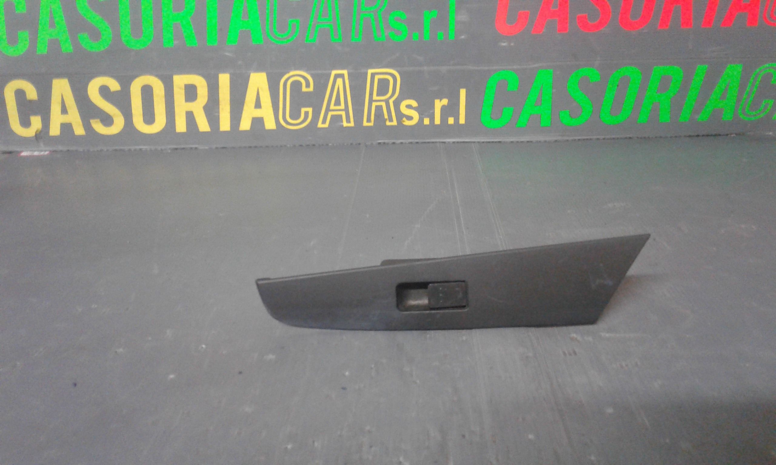 Interruttore alzacristalli porta post. Destro - Immagine 1 di 3