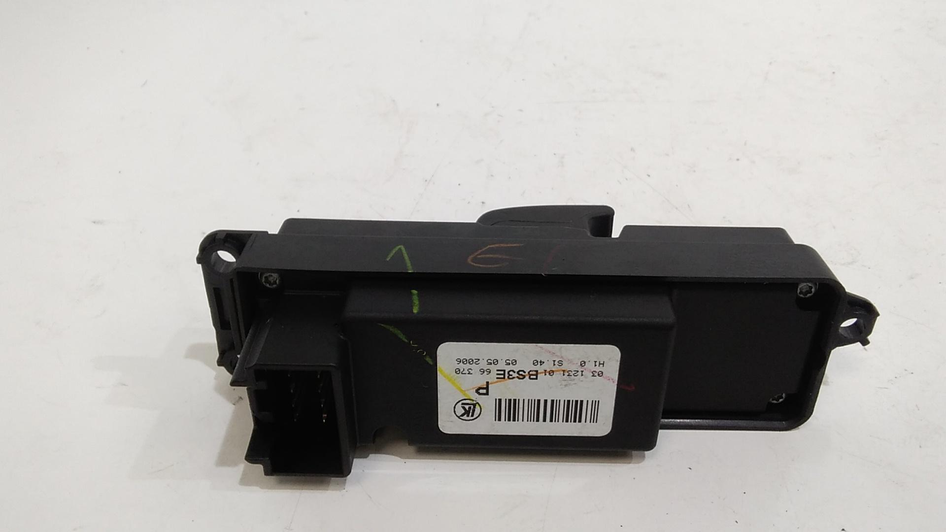 Interruttore Alzacristalli Porta Ant. Destro BP4K66370 Usato