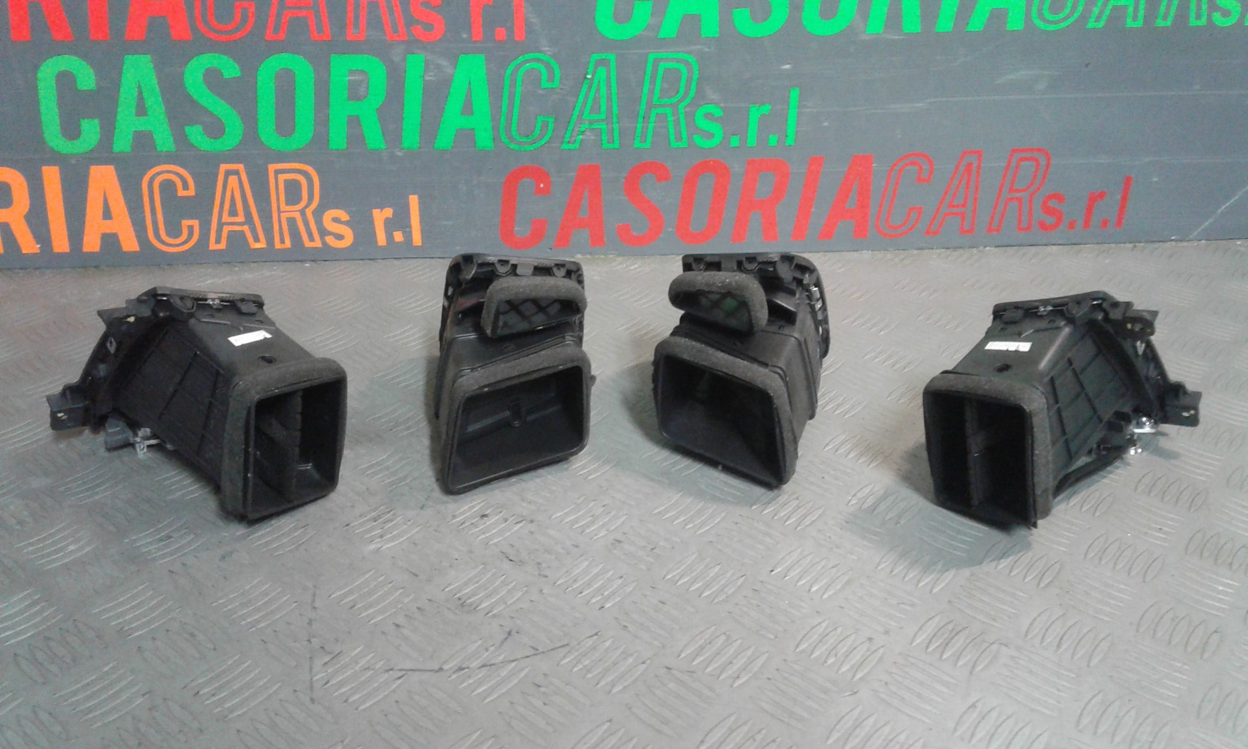 Condotto aria bocchette centr. sup. cruscotto - Immagine 1 di 3