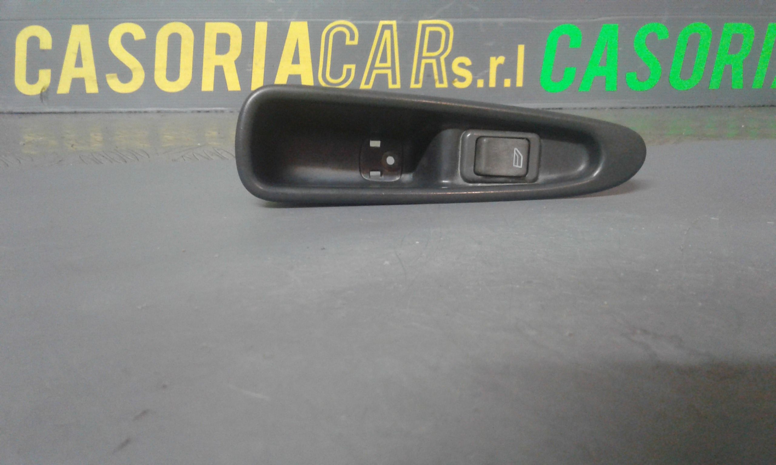 Interruttore alzacristalli porta post. Sinistro - Immagine 1 di 3
