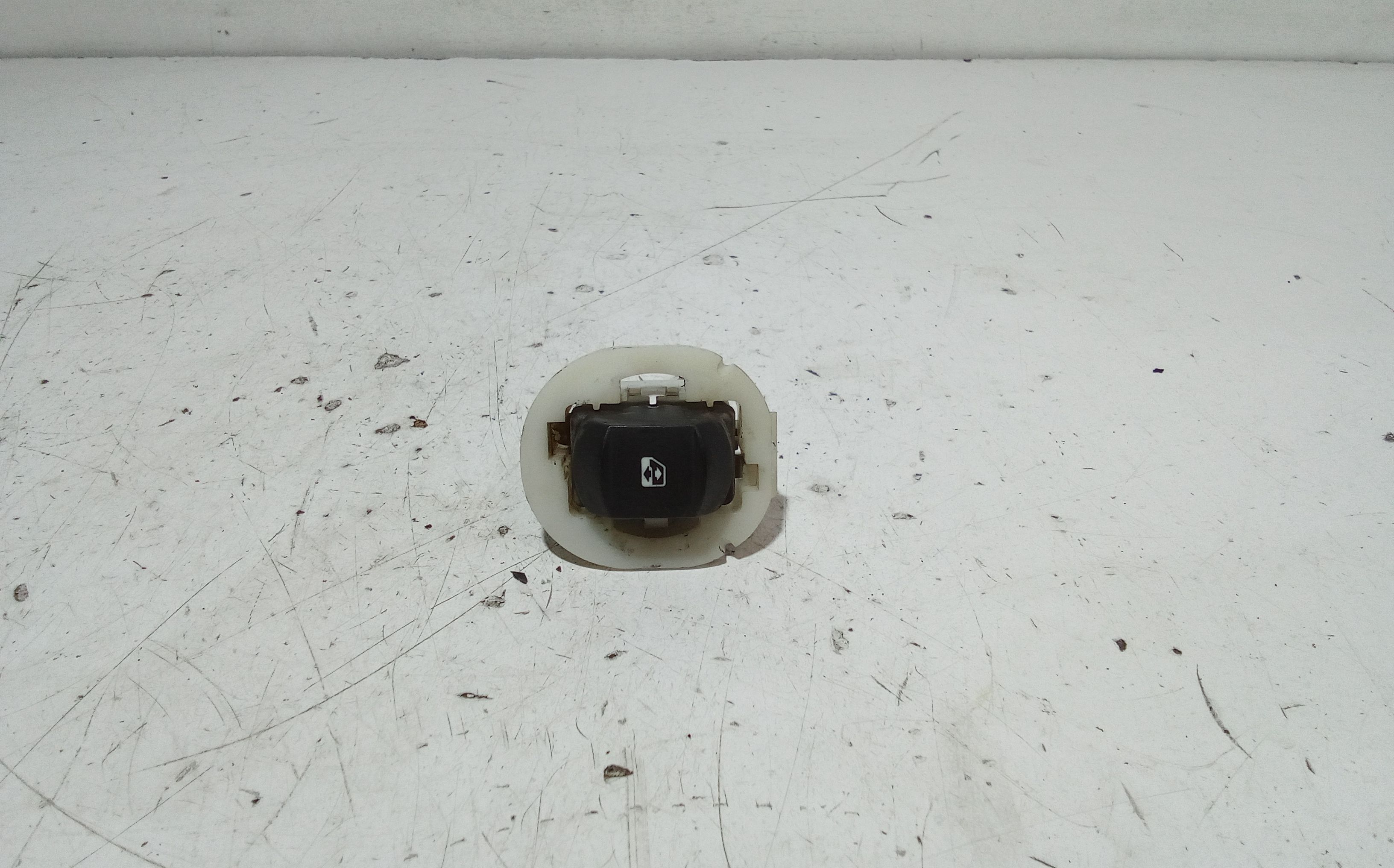 Interruttore Alzacristalli Porta Ant. Destro 8200170758 Usato