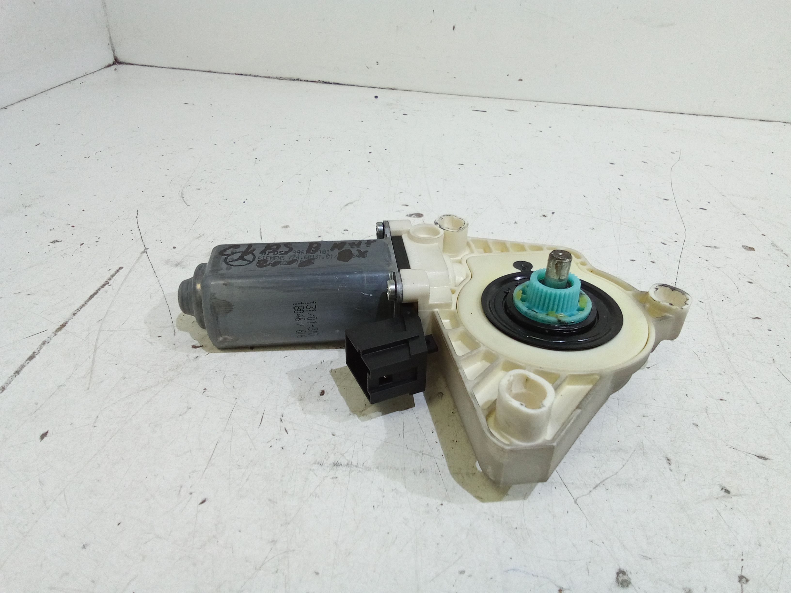 Motorino Alzacristallo Porta Ant. Destro A1698201642 Usato