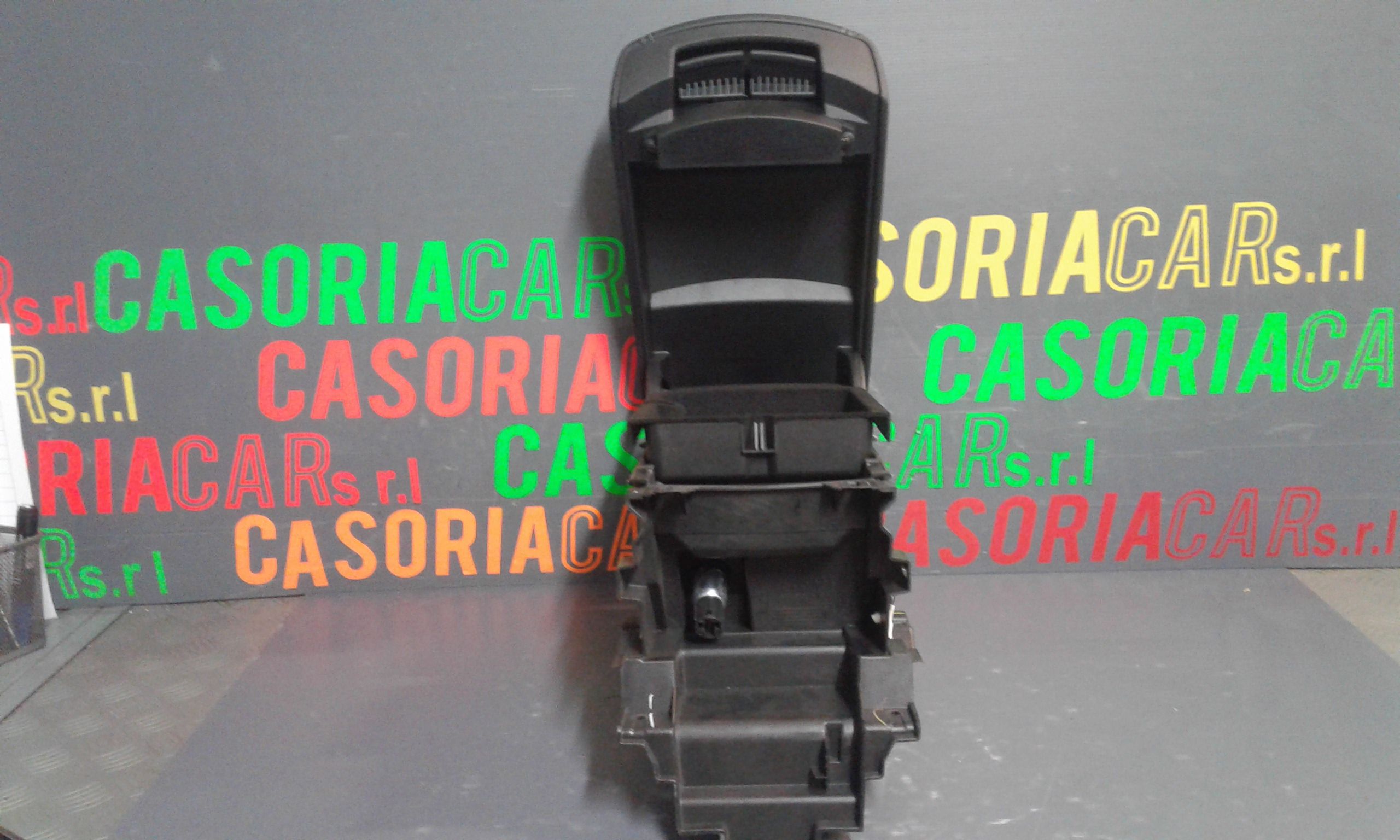 Contenitore p/appoggiabraccio sedile ant., Sportello appoggiabraccio sedile ant., Appoggiabraccio sedile ant. Sinistro - Immagine 1 di 3