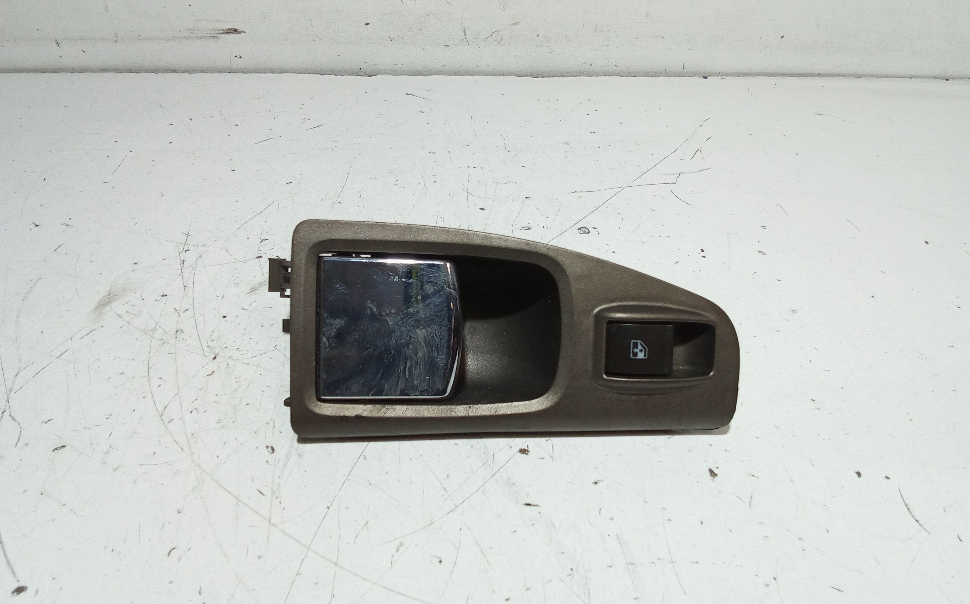 Interruttore alzacristalli porta post. Sinistro - Immagine 1 di 4