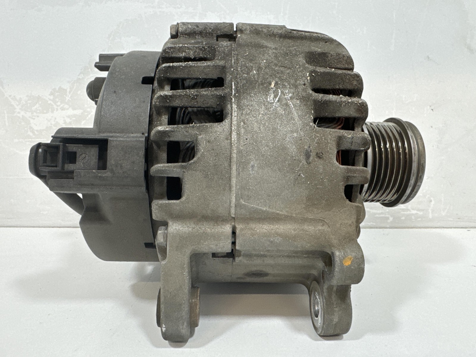 Alternatore (Valeo) 04L903021D 04L903021D Usato