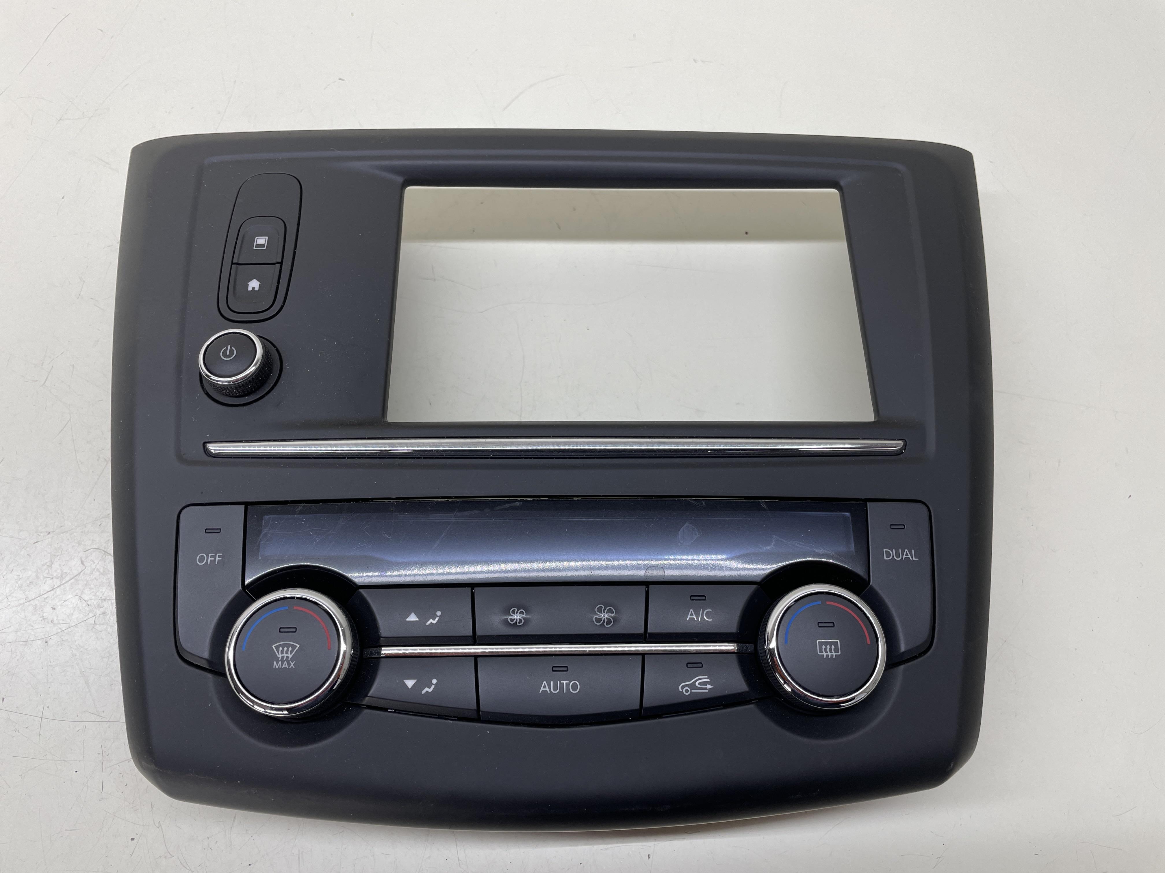 Console centrale con comandi clima e radio - Immagine 1 di 6