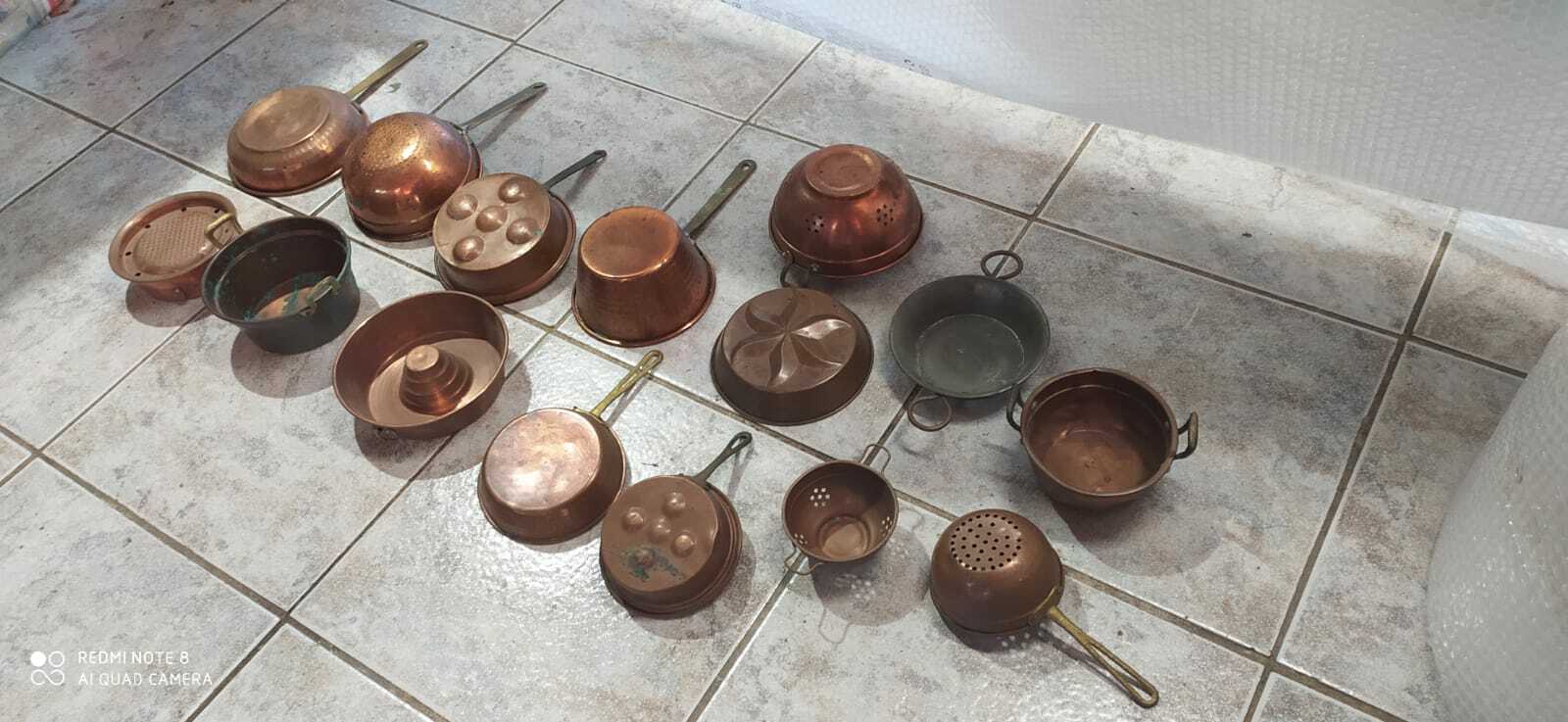 set di n. 15 pentolini da arredamento vintage in rame e ottone - Immagine 1 di 4