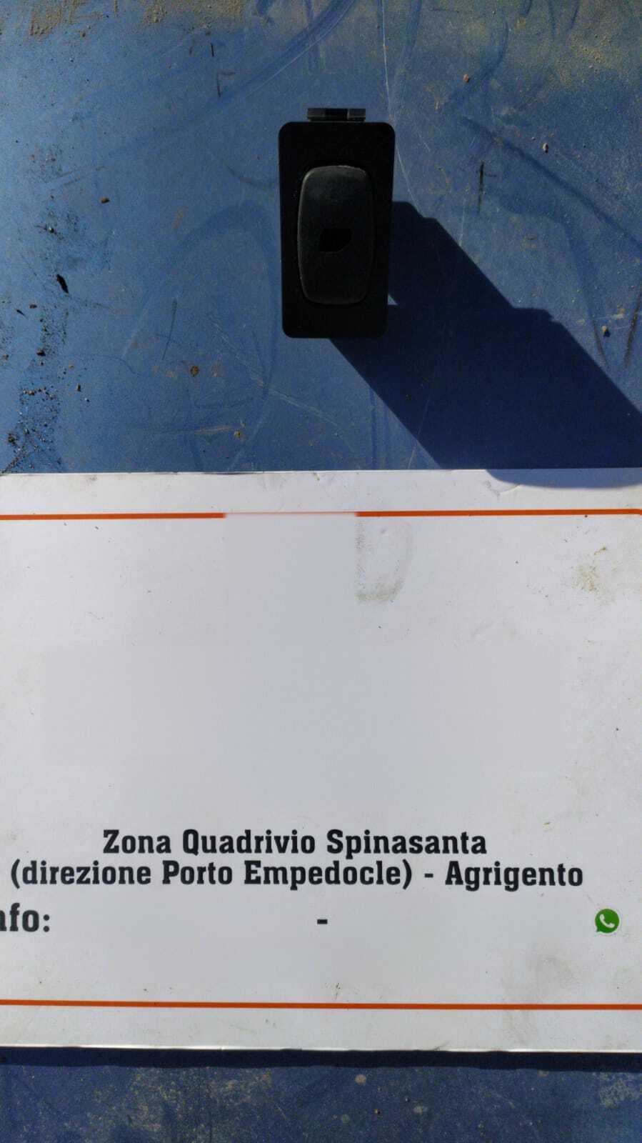 Interruttore alzacristalli porta post. Destro - Immagine 1 di 3