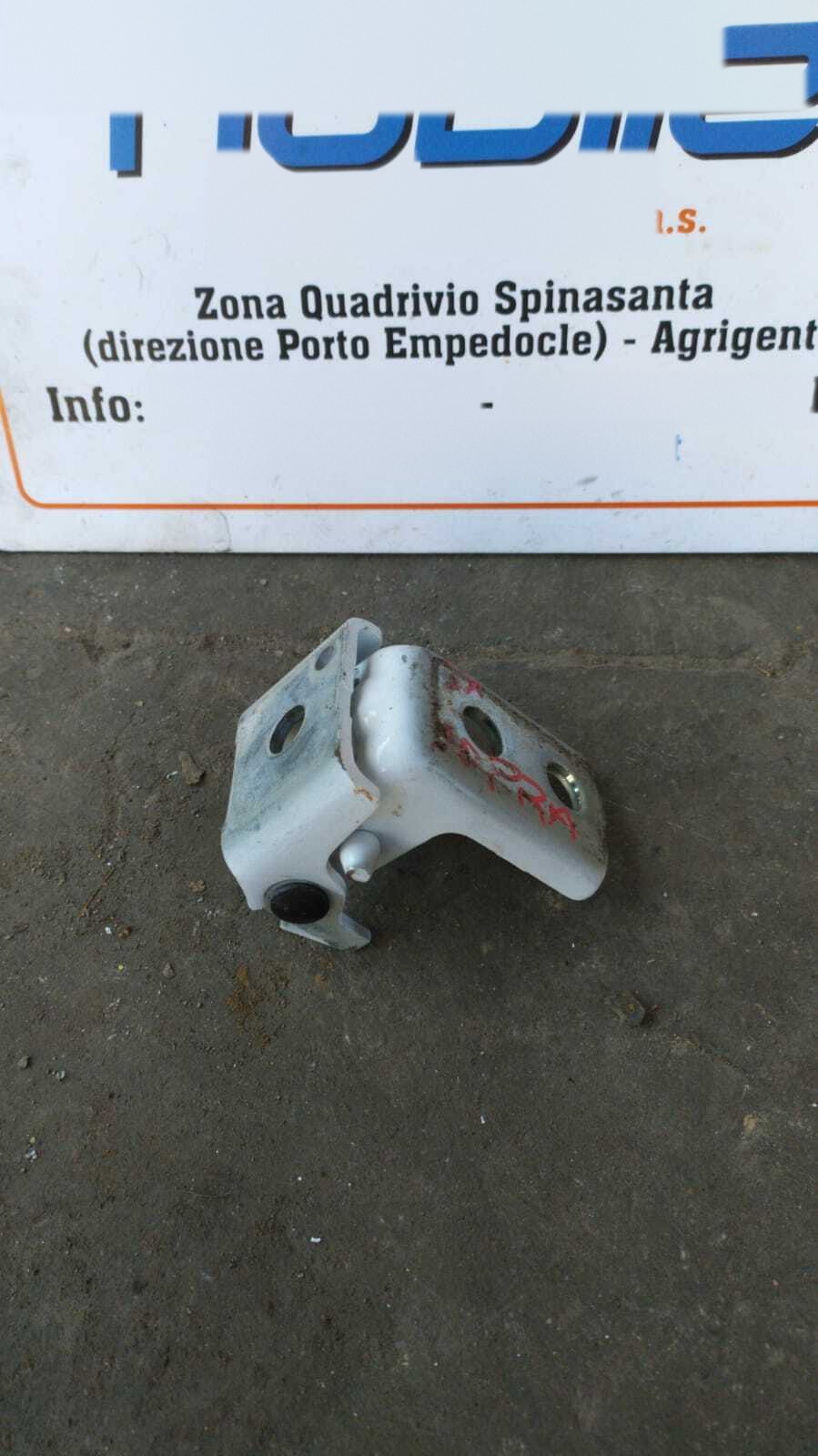 Cerniera sup. porta cabina Sinistro - Immagine 1 di 2