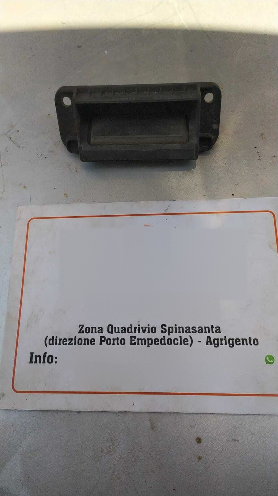 Maniglia interruttore pulsante apertura baule cofano posteriore - Immagine 1 di 4