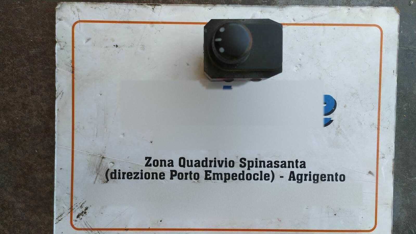 Interruttore regolazione retrovisore est. - Immagine 1 di 3