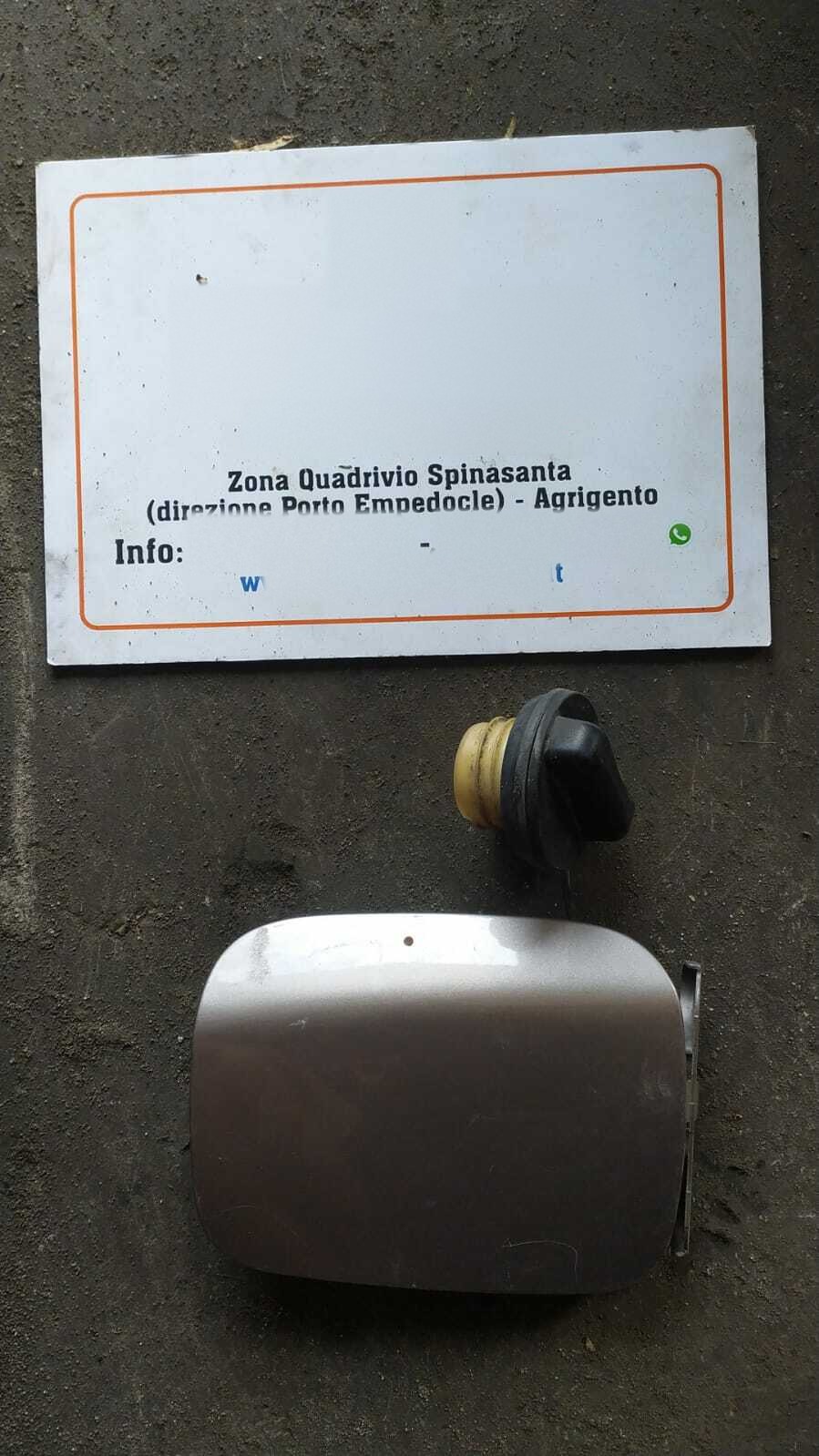 sportellino carburante con tappo - Immagine 1 di 2