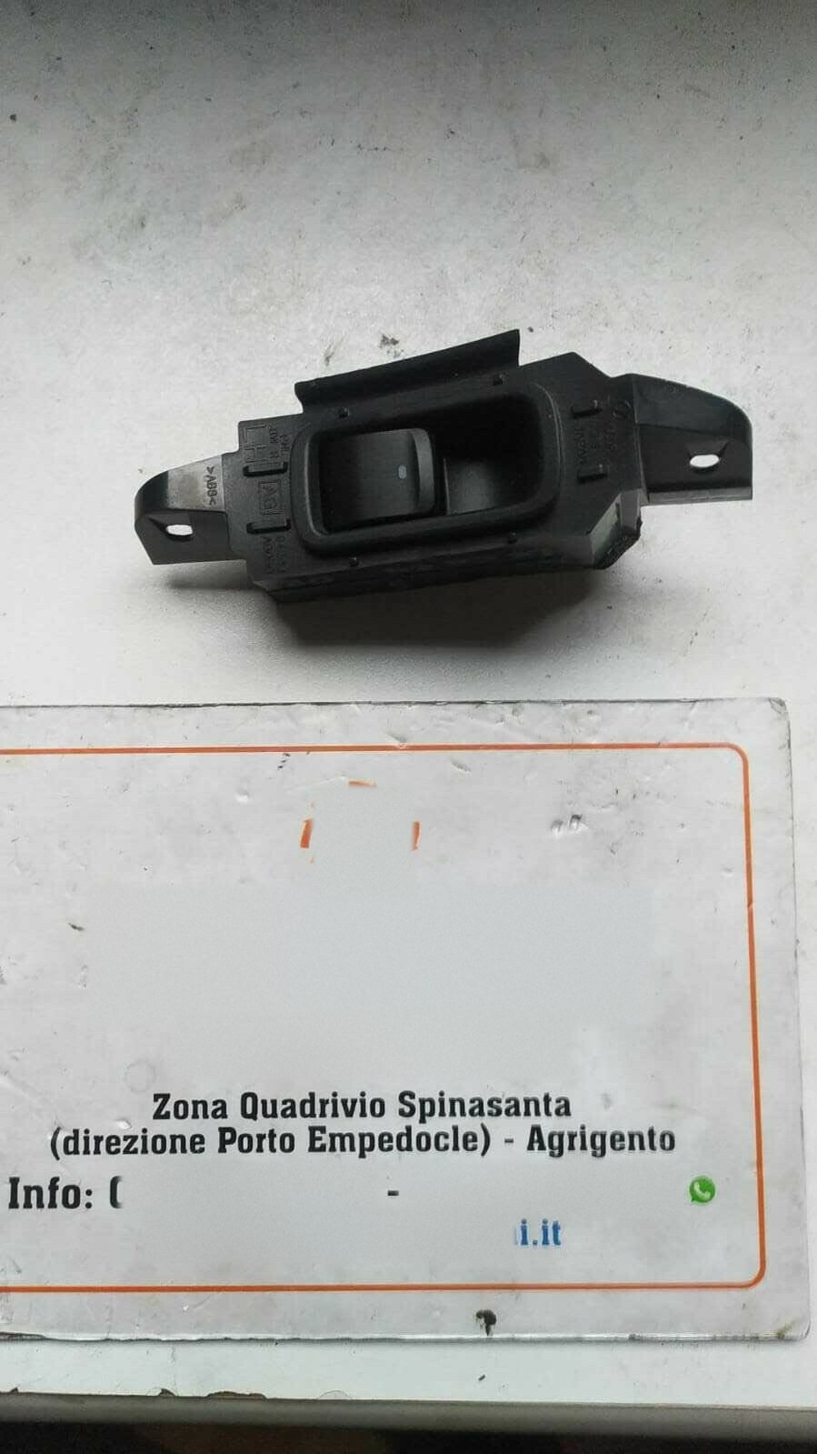 Interruttore alzacristalli porta post. Destro - Immagine 1 di 3