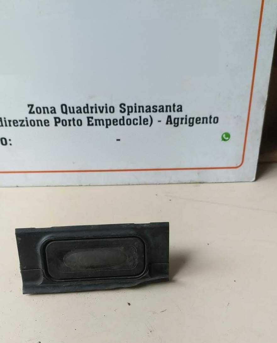 Pulsante interruttore apertura portellone posteriore - Immagine 1 di 3