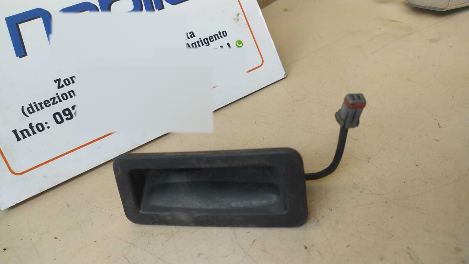 Maniglia interruttore pulsante apertura baule cofano posteriore - Immagine 1 di 3