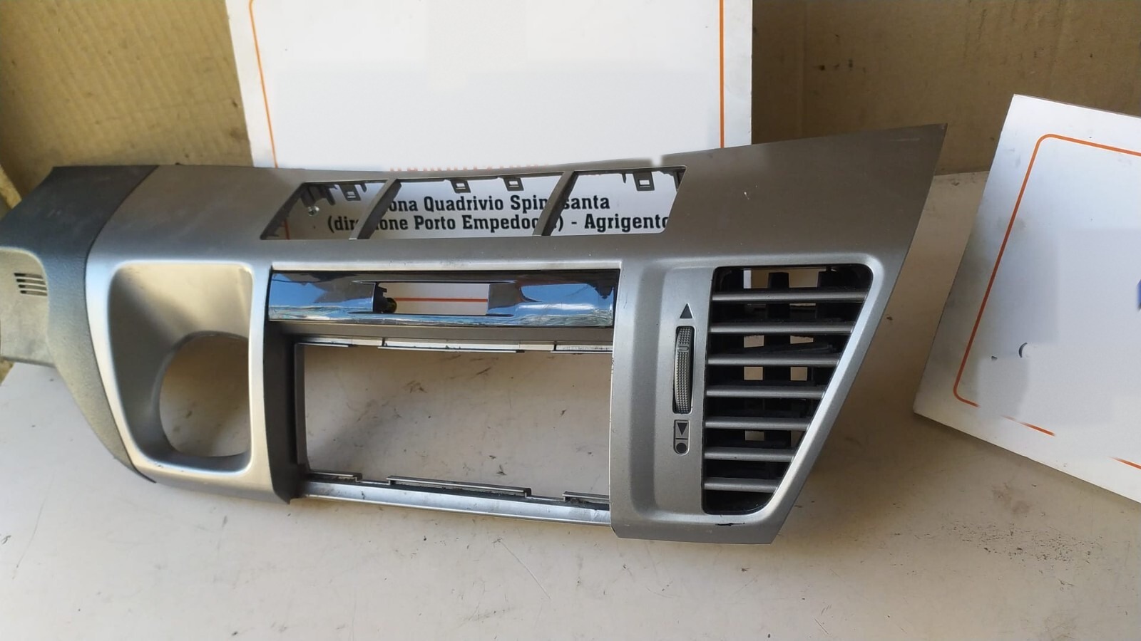 cornice rivestimento cruscotto centrale bocchetta aria - Immagine 1 di 4