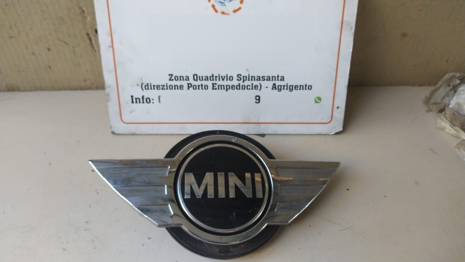 Maniglia interruttore pulsante apertura baule cofano posteriore - Immagine 1 di 4