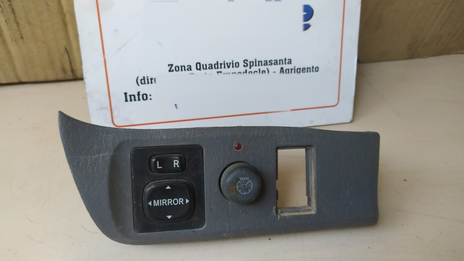 Interruttore regolazione retrovisore est. - Immagine 1 di 3