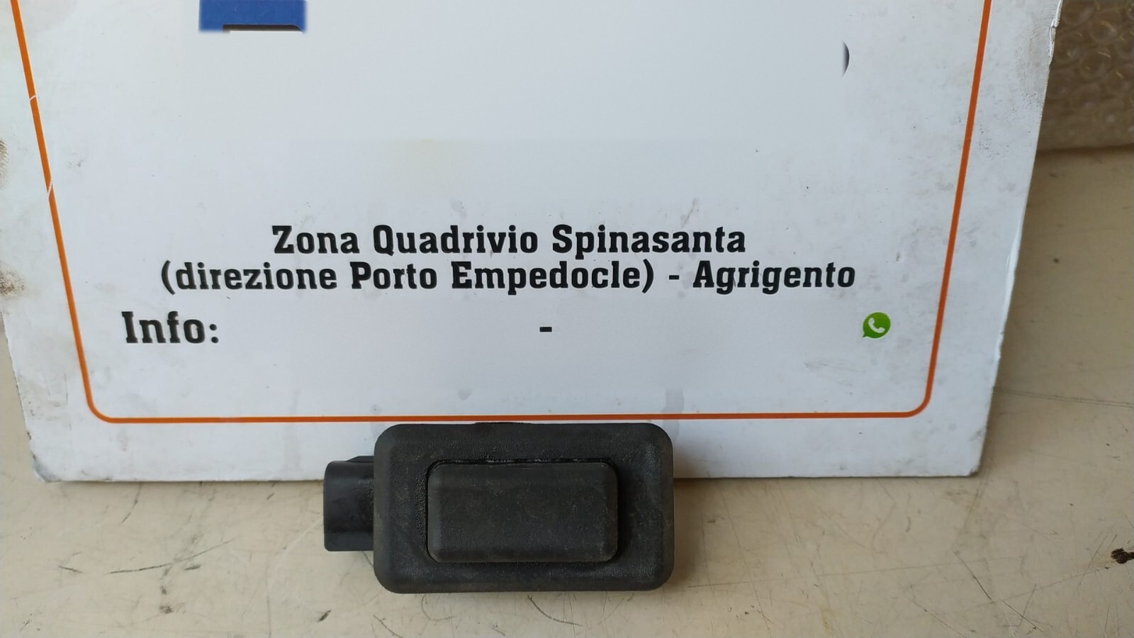 interruttore pulsante apertura lunotto posteriore - Immagine 1 di 4