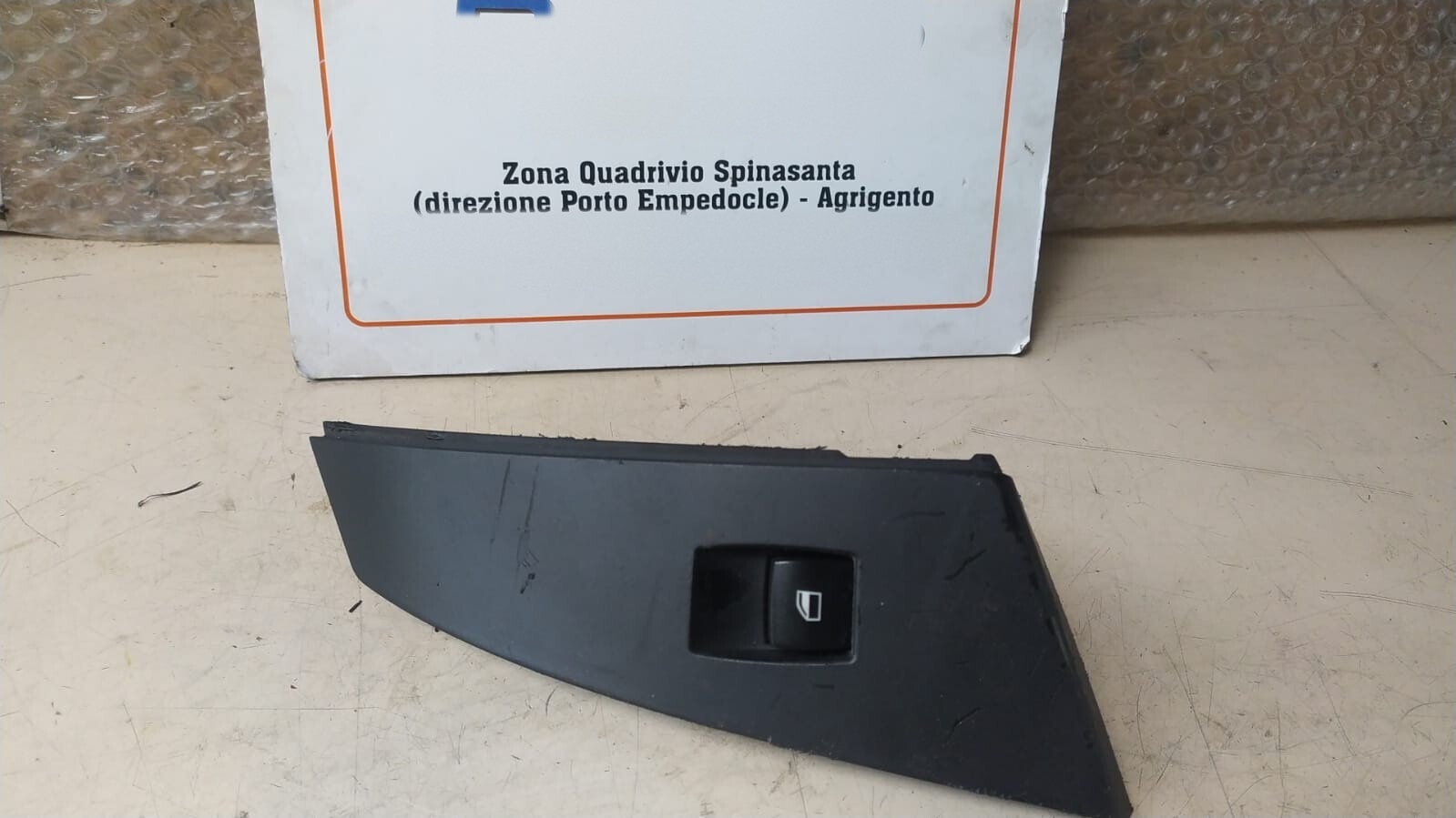 Interruttore alzacristalli porta post. Sinistro - Immagine 1 di 4
