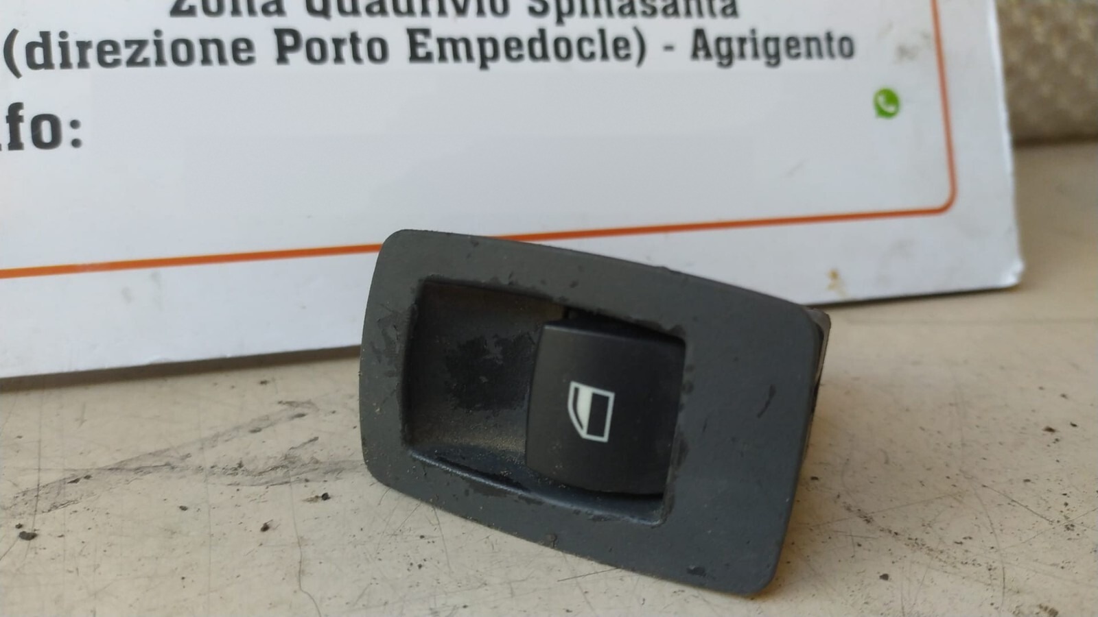 Interruttore alzacristalli porta post. Sinistro - Immagine 1 di 4