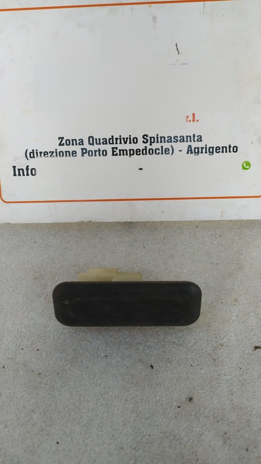 Maniglia interruttore pulsante apertura baule cofano posteriore - Immagine 1 di 3