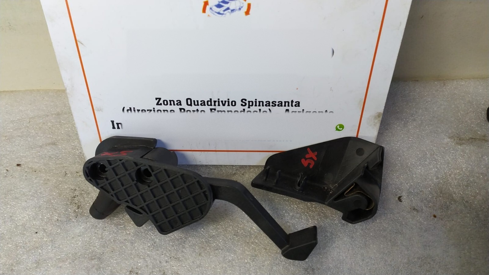 Leva ribaltamento schienale sedile post. Sinistro - Immagine 1 di 3