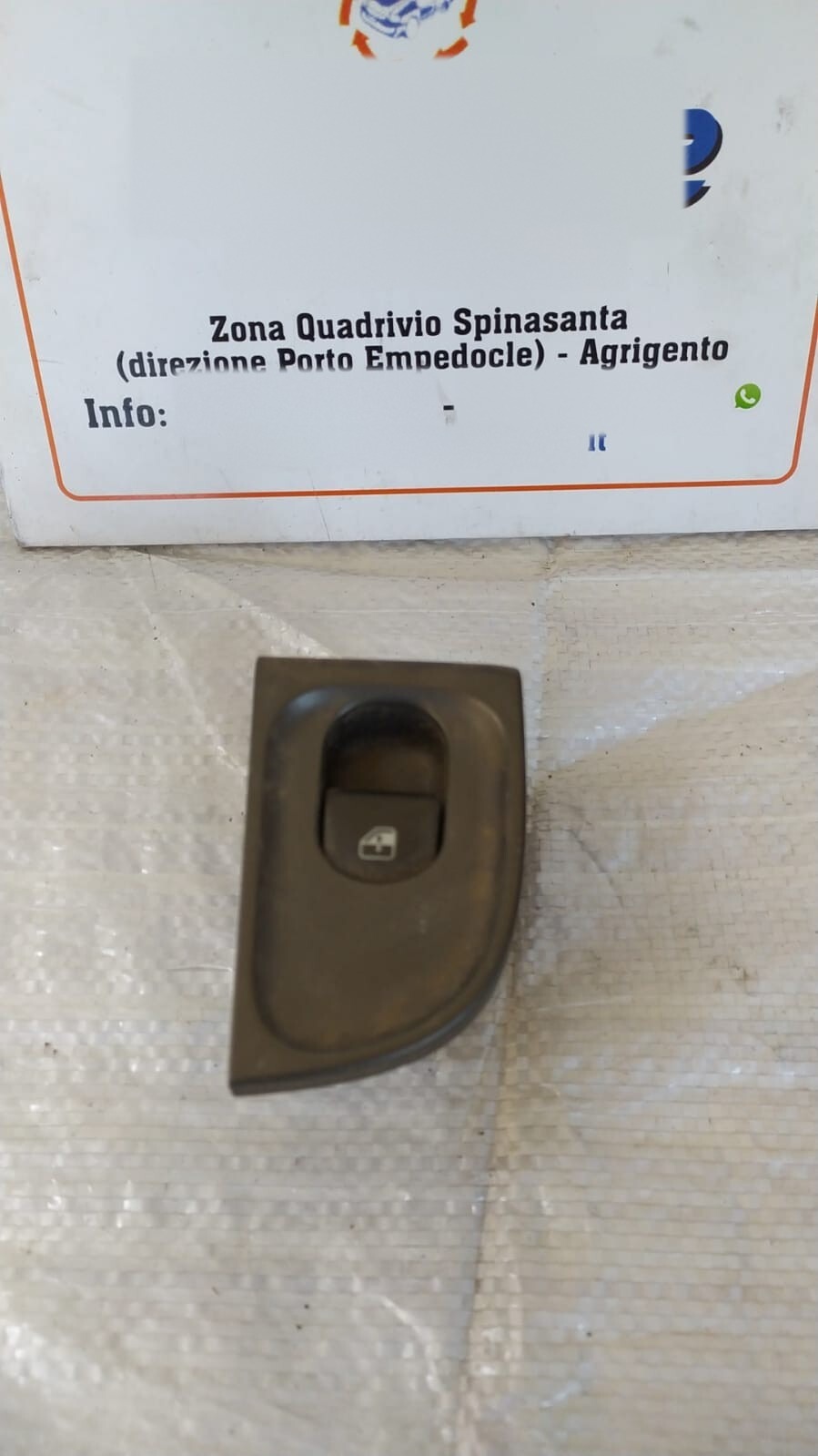 Interruttore alzacristalli porta post. Sinistro - Immagine 1 di 3