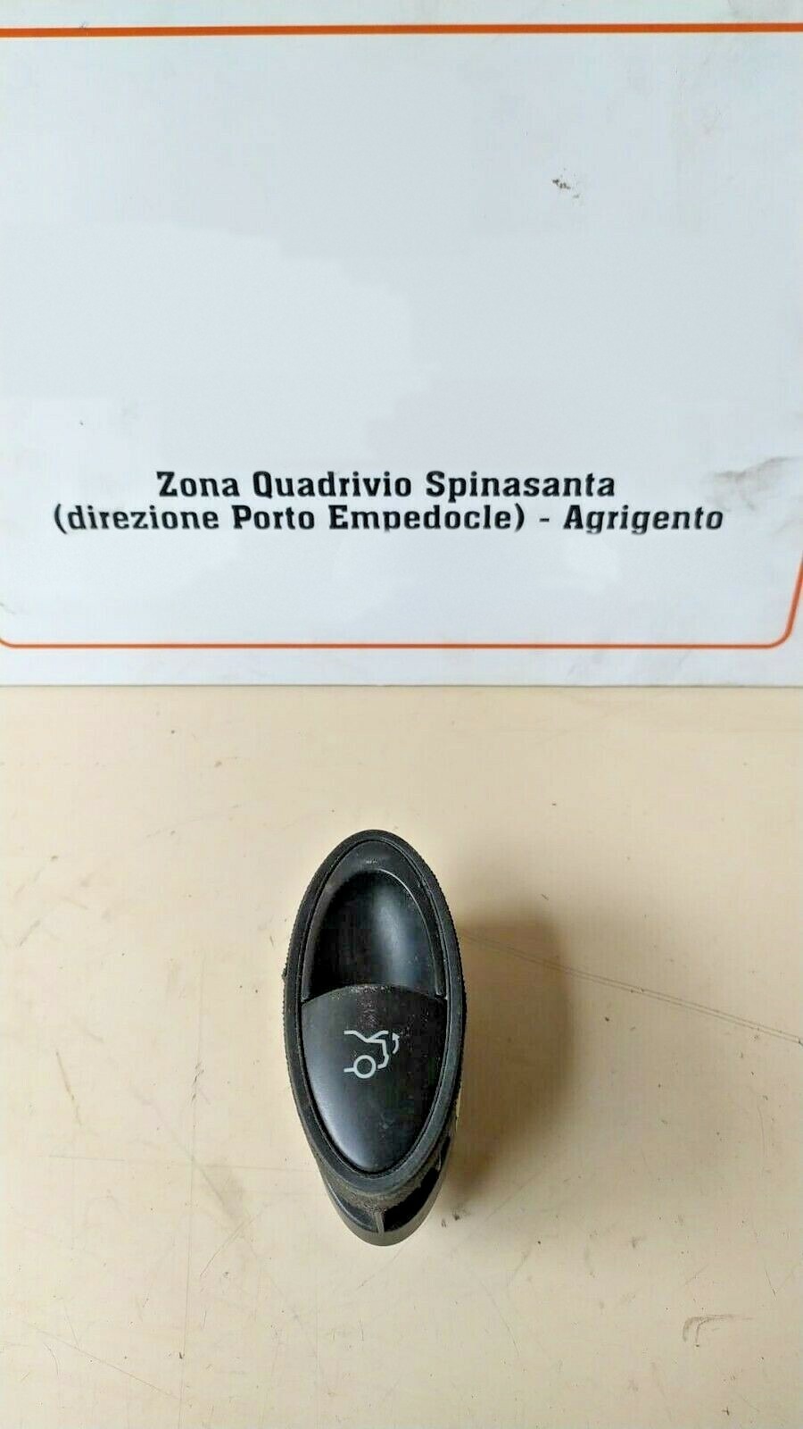 Pulsante interruttore apertura portellone posteriore - Immagine 1 di 3