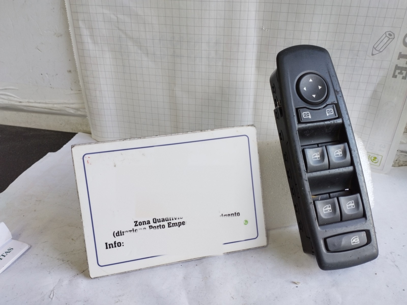 Interruttore Alzacristalli Porta Ant. Sinistro (Renault) 809610007R Usato