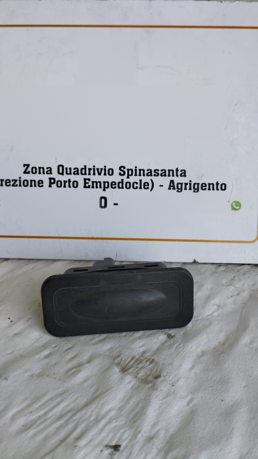 Pulsante interruttore apertura portellone posteriore - Immagine 1 di 4