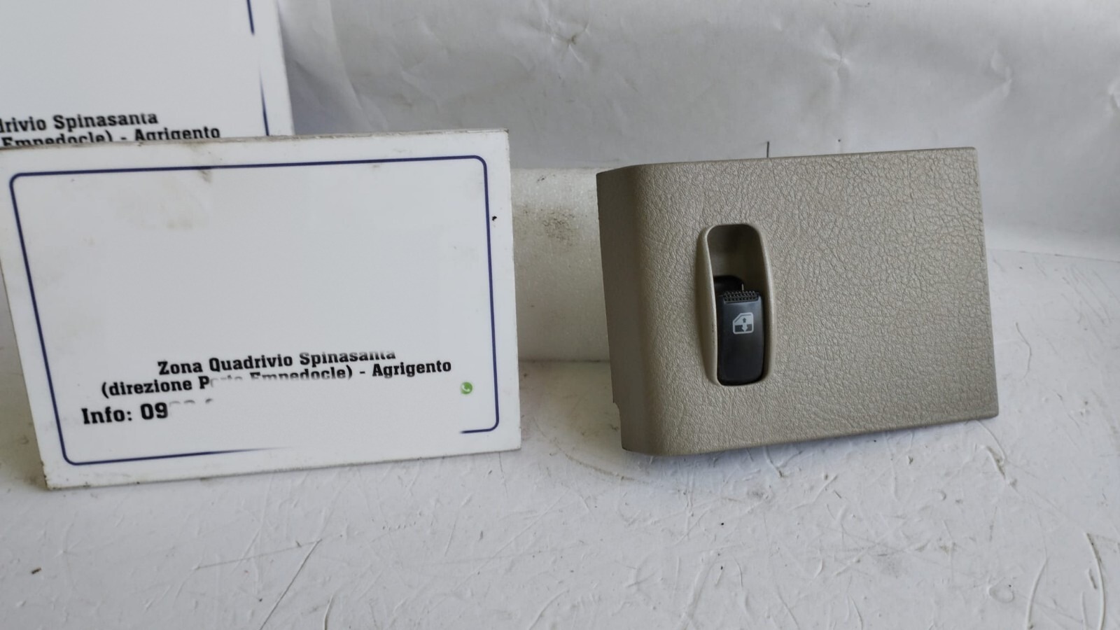 Interruttore alzacristalli porta post. Destro - Immagine 1 di 4