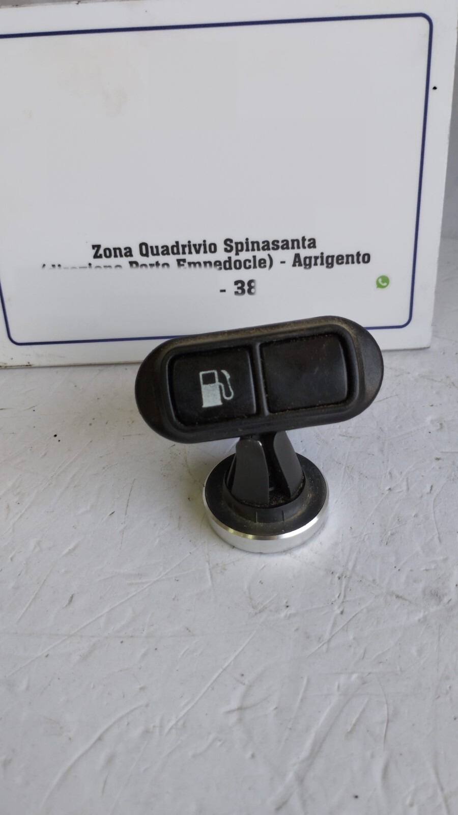interruttore apertura sportello carburante - Immagine 1 di 4