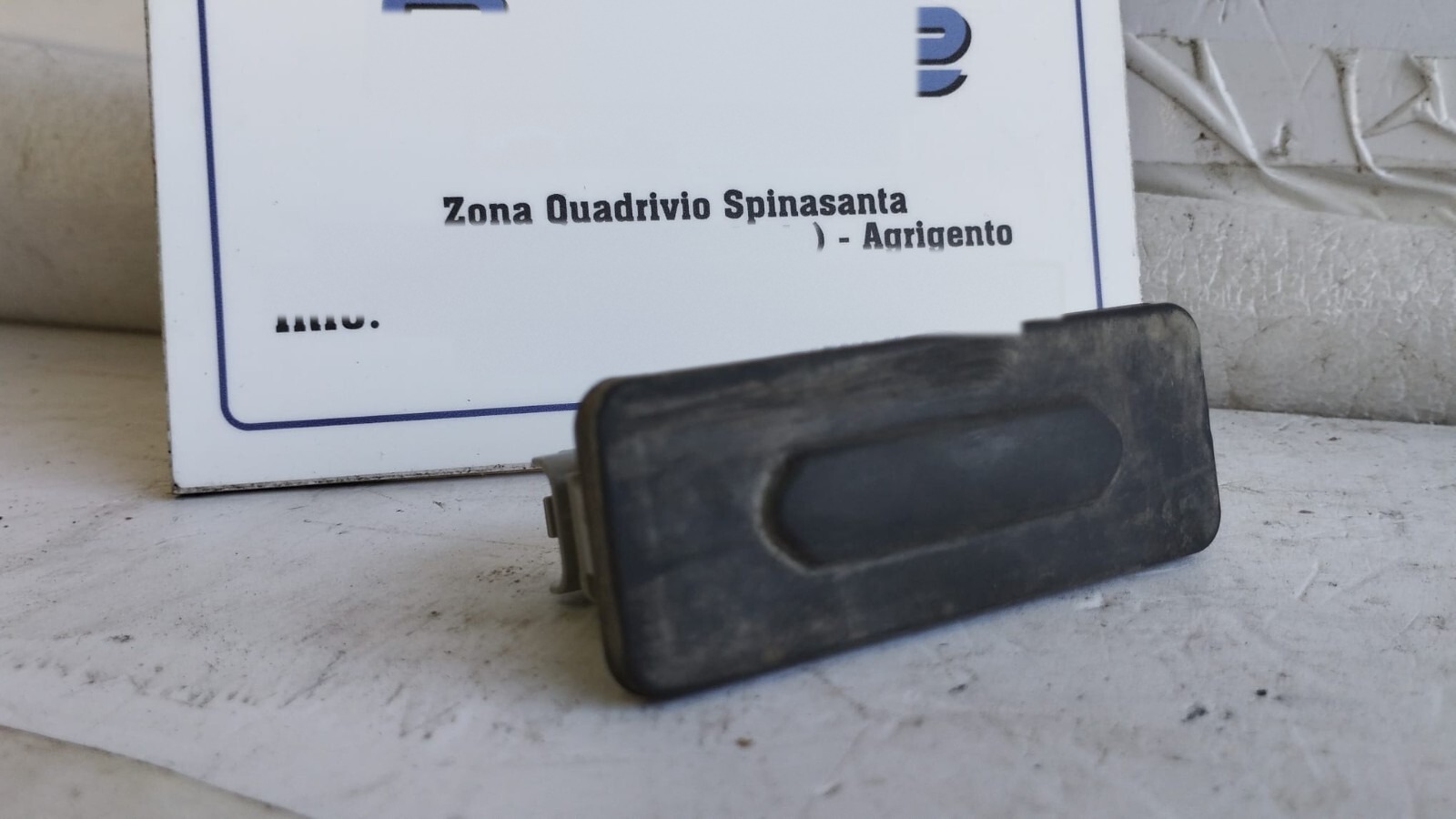 Maniglia interruttore pulsante apertura baule cofano posteriore - Immagine 1 di 5