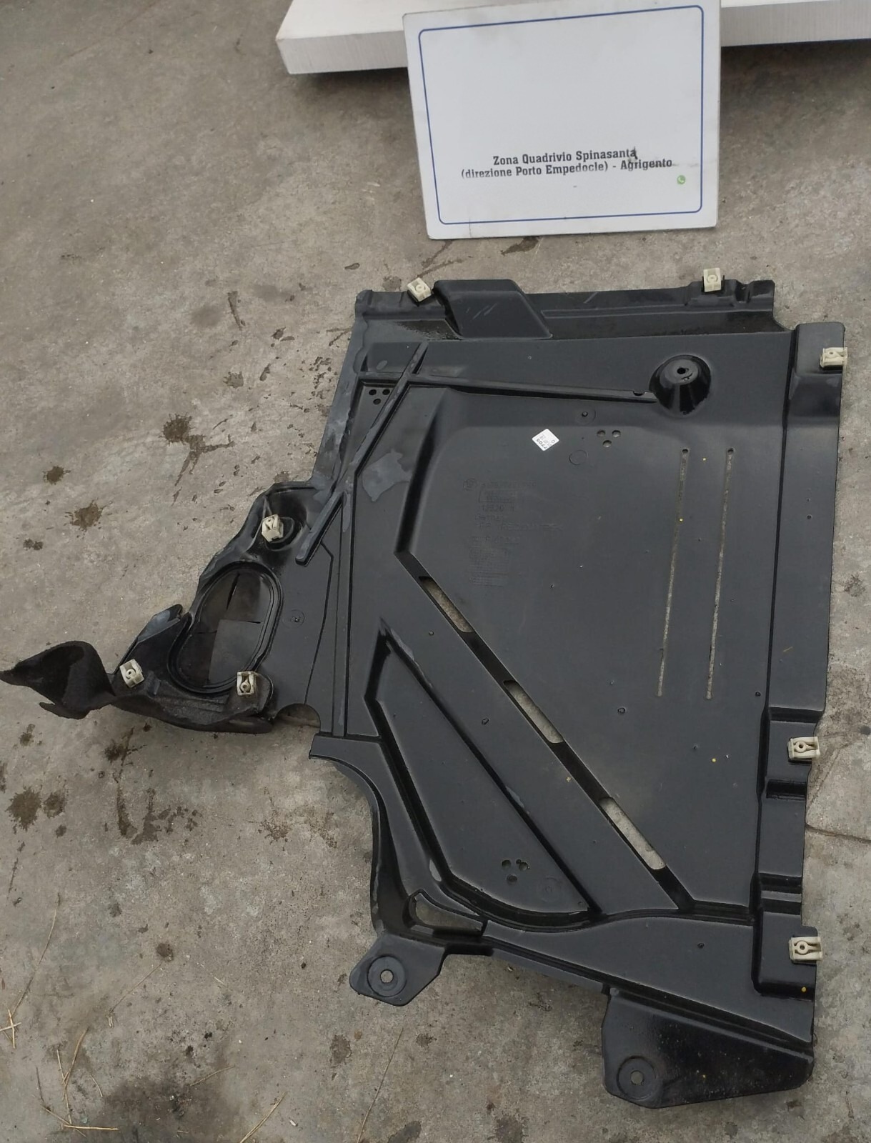 rivestimento sottoscocca serbatoio sinistro - Immagine 1 di 6