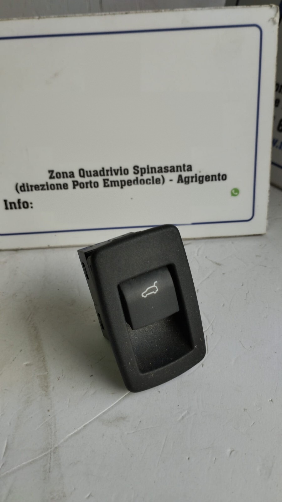Pulsante interruttore apertura portellone posteriore - Immagine 1 di 4